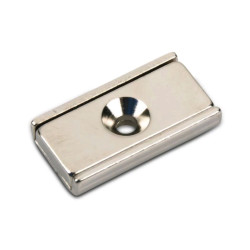 Neodímium mágnes acél házban,  25 mm x 13 mm x 5 mm, süllyesztett furattal Neodímium mágnes acél házban,  25 mm x 13 mm x 5 mm, süllyesztett furattal