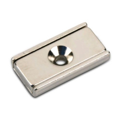 Neodímium mágnes acél házban,  30 mm x 13,5 mm x 5 mm, süllyesztett furattal / csavarral Neodímium mágnes acél házban,  30 mm x 13,5 mm x 5 mm, süllyesztett furattal / csavarral