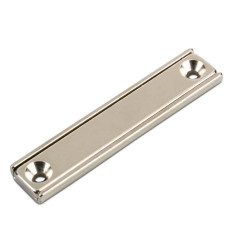 Neodímium mágnes acél házban,  60 mm x 13,5 mm x 5 mm, süllyesztett furattal / csavarral Neodímium mágnes acél házban,  60 mm x 13,5 mm x 5 mm, süllyesztett furattal / csavarral