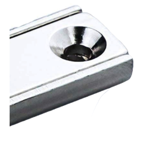 Neodímium mágnes acél házban,  50 mm x 13 mm x 5 mm, süllyesztett furattal
