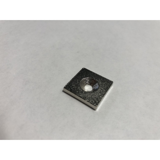 20mm x 20mm x 3mm , süllyesztett acél hasáb ellendarab, felületvédelemmel